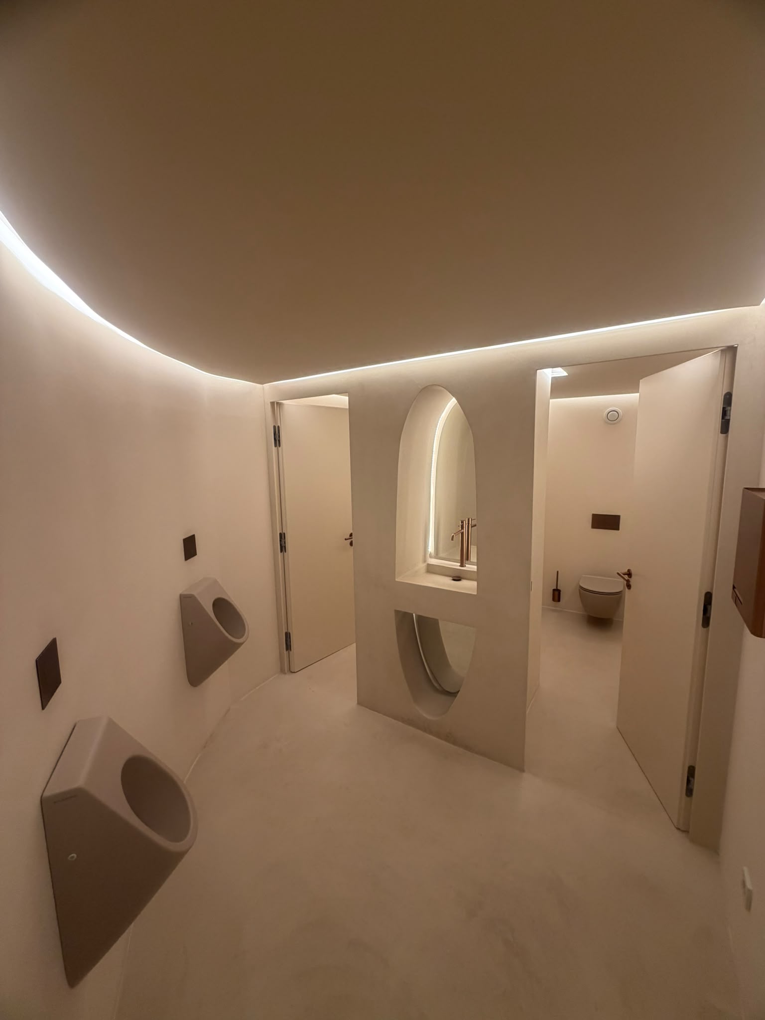 Reforma baño con sanitarios minimalistas integrados y retroiluminación LED perimetral en Mallorca